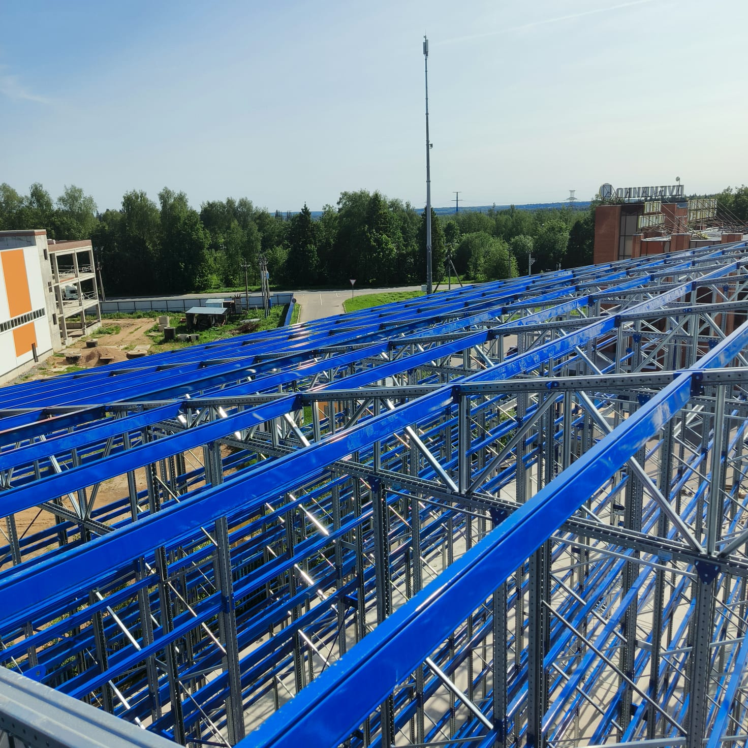 Установка кровельных прогонов на снс складе