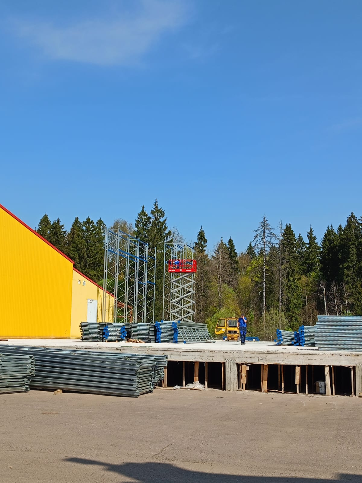 Начало монтажа каркаса самонесущего склада