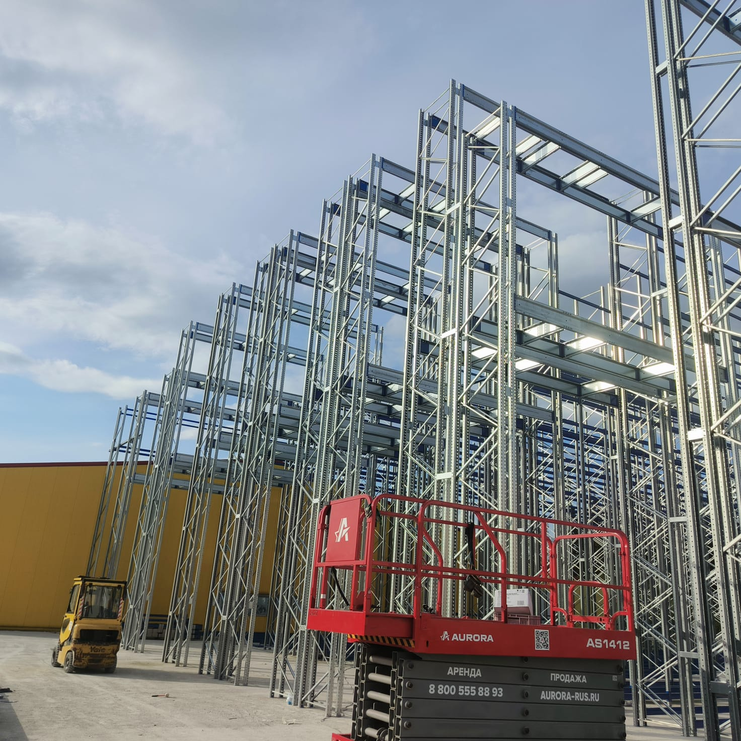 Установка силовых профилей на самонесущий склад