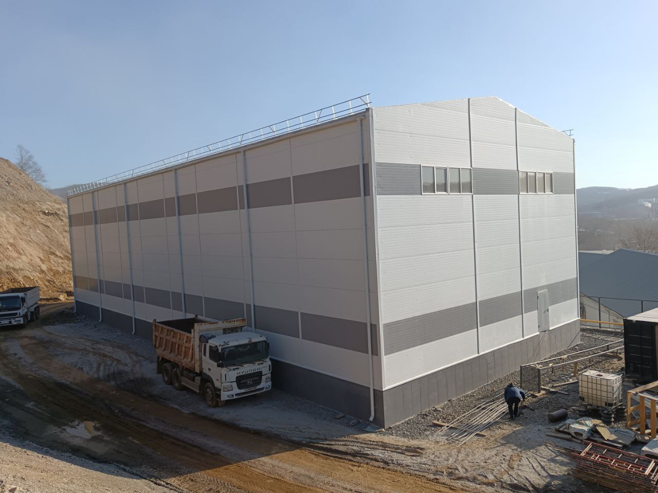 Утепление самонесущего склада сэндвич-панелями.