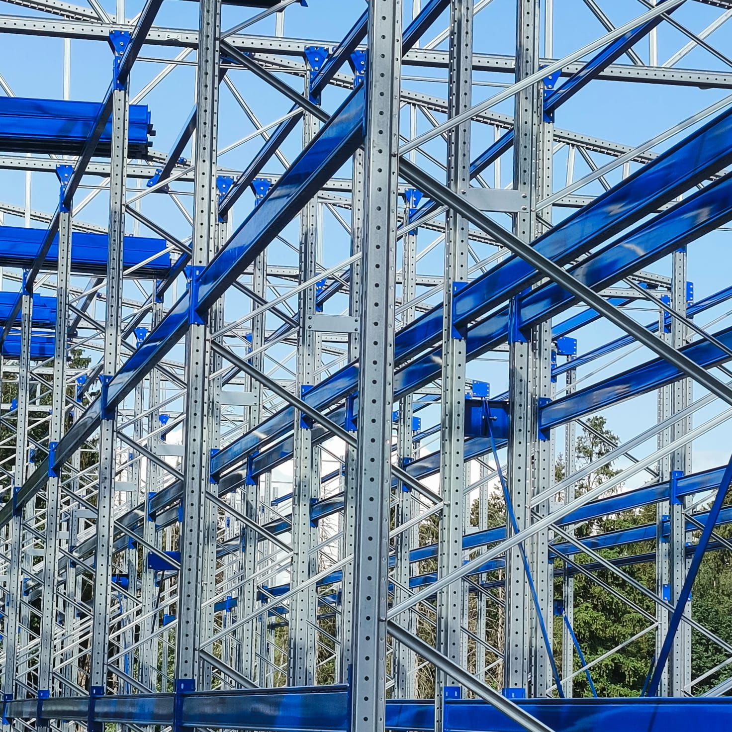 Установка системы жёсткости на самонесущий склад